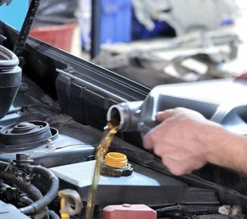 تصویری از تعویض روغن موتور خودرو در زمان مناسب