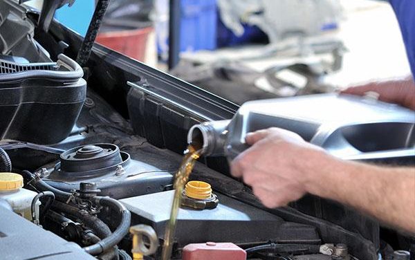 تصویری از تعویض روغن موتور خودرو در زمان مناسب