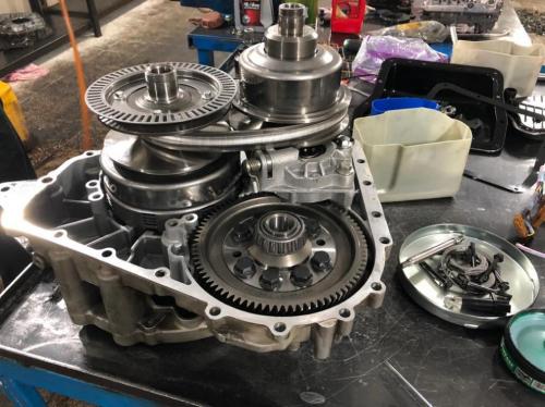 گیربکس اتومات برلیانس H330 در حال تعمیر توسط کارشناس