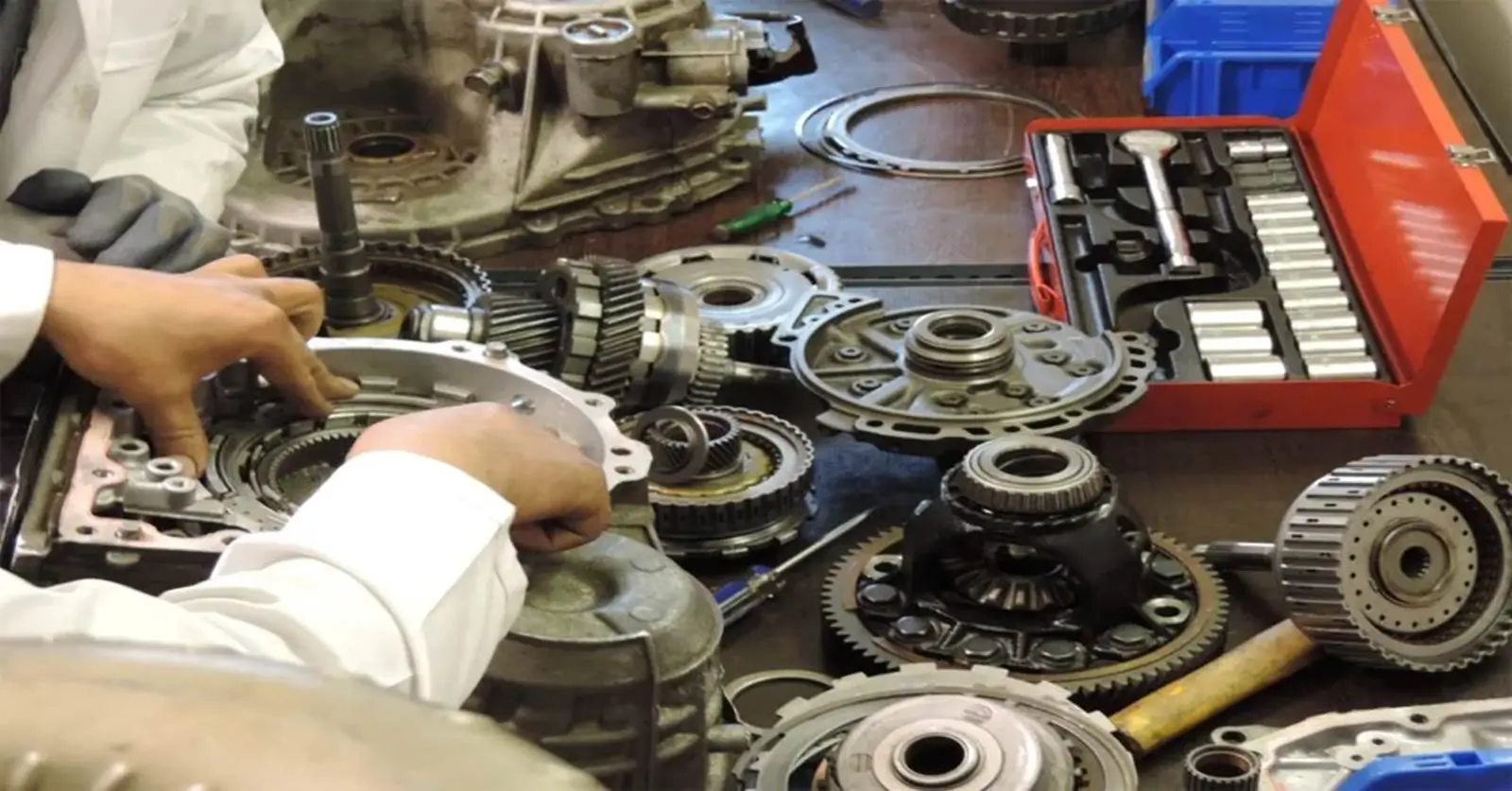 گیربکس خودرو آریزو در حال تعمیر تخصصی