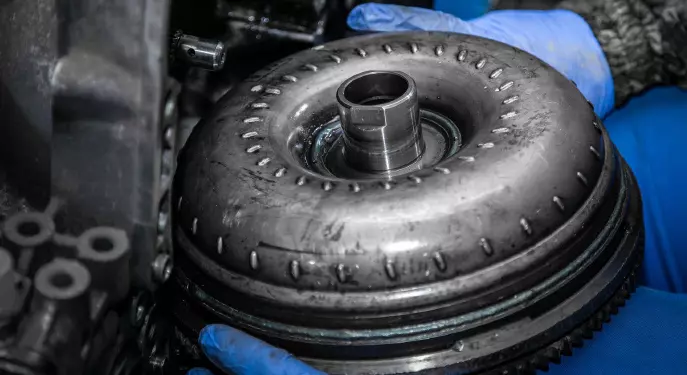 توربین گیربکس اتوماتیک آسیبدیده با علائم ساییدگی و سوختگی